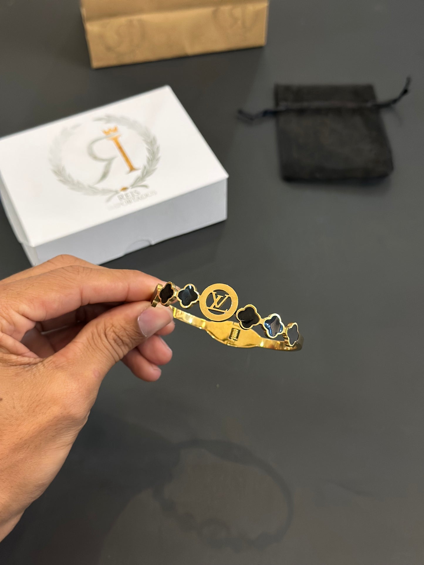 Bracelete L V