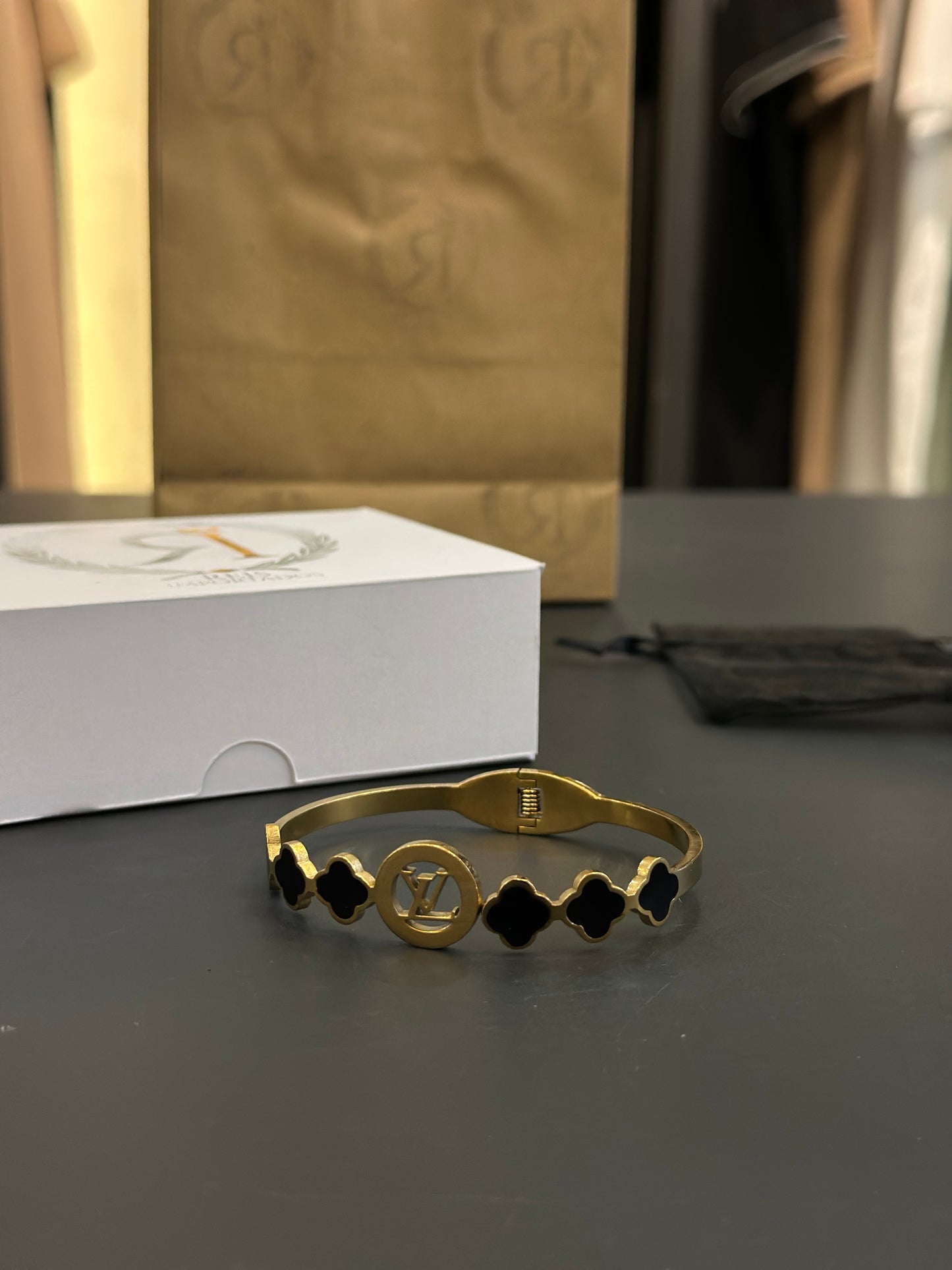 Bracelete L V